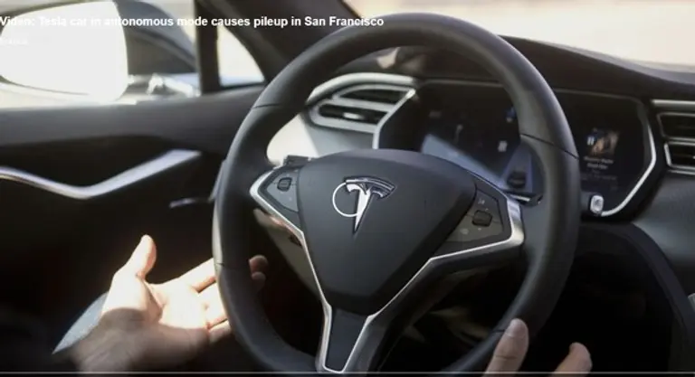 테슬라 자동차가 자율주행 모드로 운전되는 모습. 출처=CNN