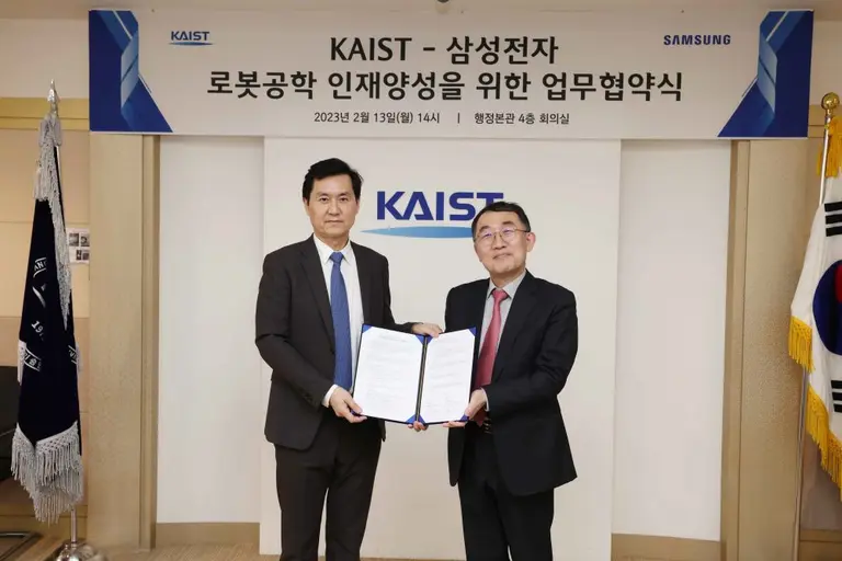 삼성전자와 KAIST가 13일 대전광역시 KAIST 본원에서 삼성전자 DX부문 CTO 전경훈 사장(사진 왼쪽)과 KAIST 이승섭 교학부총장 등이 참석한 가운데 ‘삼성전자 로보틱스 인재양성 프로그램’ 신설 협약을 체결했다.