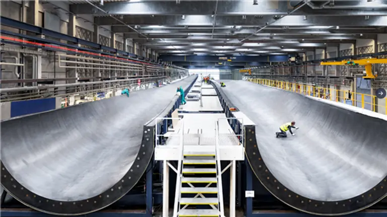  * 베스타스 공장에서 날개(블레이드)를 제조하고 있는 모습. 사진=베스타스