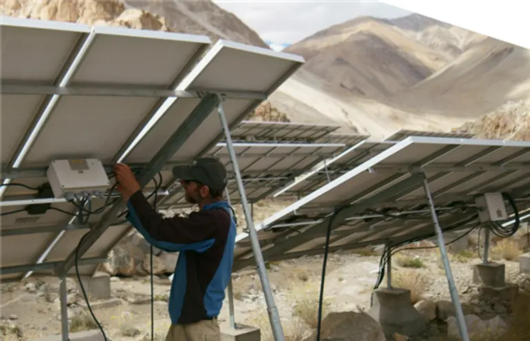  * 인도에서 분산형 태양광 패널을 설치하고 있는 모습. 사진=인도의 교훈 보고서 캡처