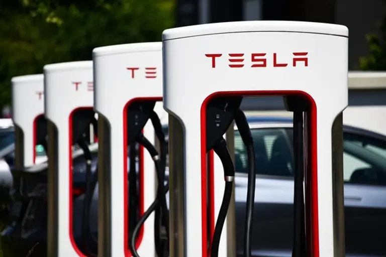 테슬라 슈퍼차저. 출처=셔터스톡