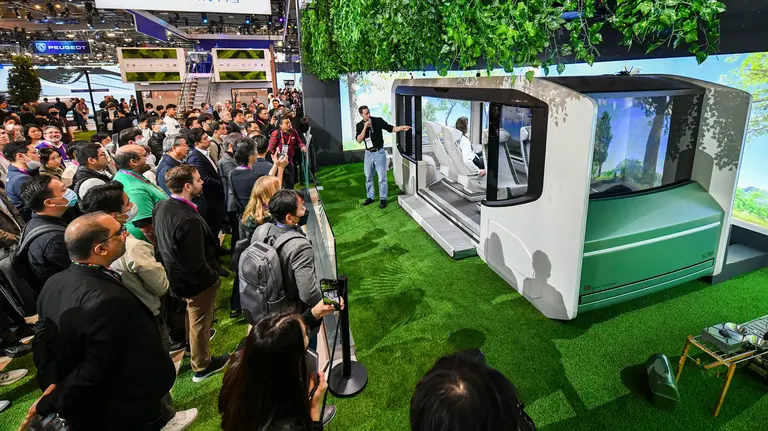 지난 CES 2023에서 관람객들이 현대모비스의 유망 특허 기술들이 탑재된 미래형 콘셉트카 엠비전 시리즈를 체험하고 있는 모습.