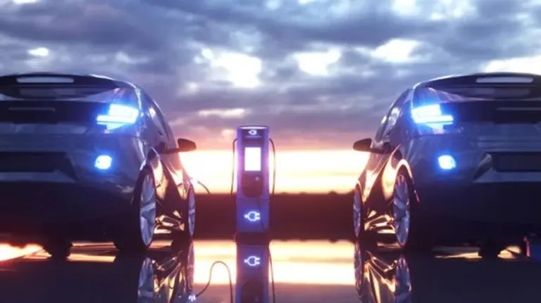 전기차를 충전하고 있는 모습. 출처=게티이미지