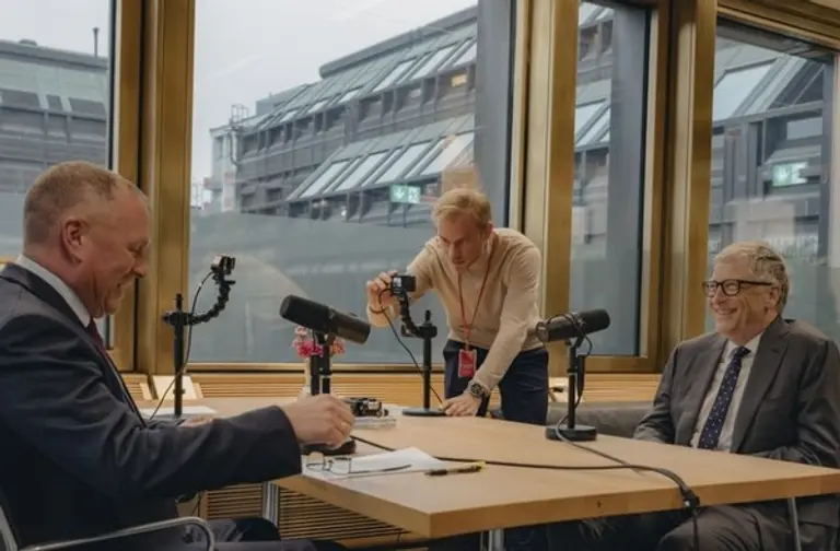 팟캐스트를 준비하고 있는 빌 게이츠(왼쪽). 출처=게이츠 아카이브