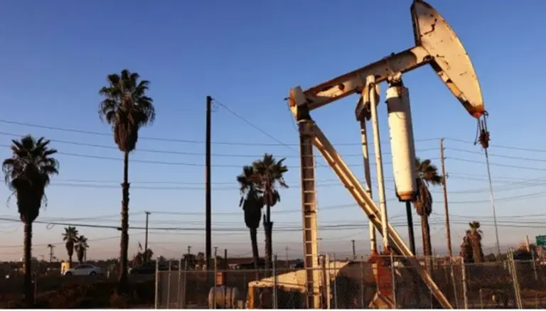 캘리포니아주 롱비치에서 오일 펌프 잭이 작동하고 있다. 캘리포니아 주에는 3만5000개의 유정과 가스정이 방치돼 있는데 그 중 많은 유정들엔 플러그가 꽂혀 있지 않아 메탄가스가 누출될 수 있다. 과학자들은 인간이 일으킨 지구 온난화의 3분의 1이 메탄에 의한 것이라고 추정한다. 출처=게티이미지