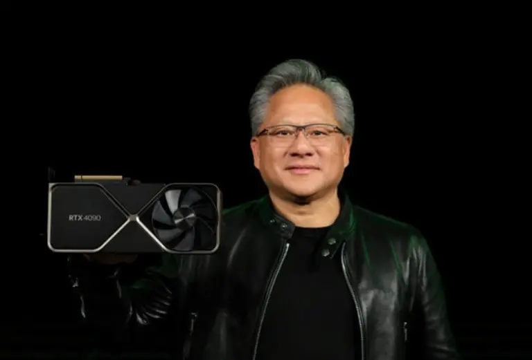 젠슨 황 엔비디아 최고경영자(CEO)가 컴퓨터 게임을 위한 새로운 RTX 4090 칩 중 하나를 선보이고 있다. 출처=엔비디아