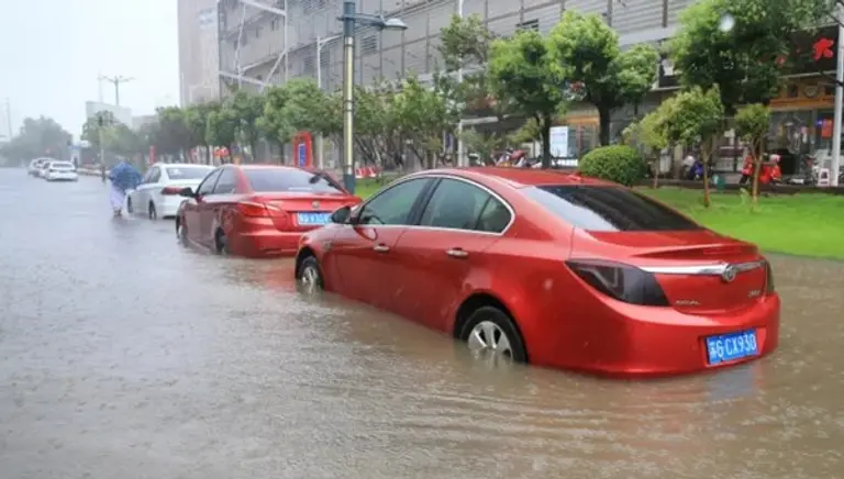 2021년 8월 침수된 중국 장쑤성 롄윈강시(连云港)의 침수된 도로에 차들이 주차돼 있다. 출처=게티이미지