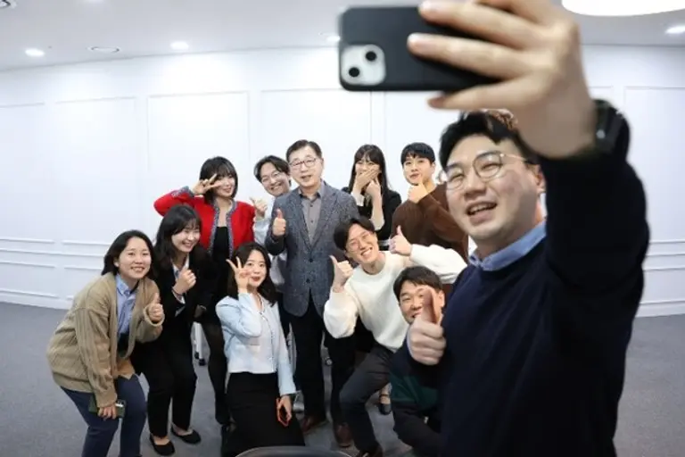 롯데건설 박현철 부회장(가운데)과 엘_주니어보드 3기 구성원들(사진. 롯데건설)