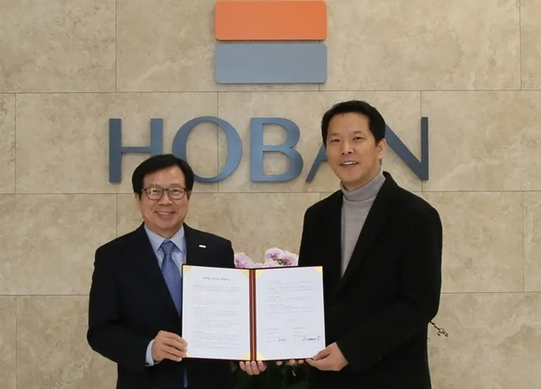 . 호반문화재단이 파독근로자 60주년 기념음악회 베를린 아리랑 후원 협약을 맺었다. (사진 왼쪽 윤희수 호반문화재단 사무총장, 오른쪽 서울나눔클라리넷앙상블 김문길 대표)