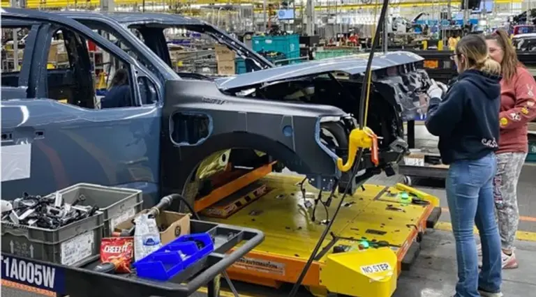 포드 직원들이 F-150 라이트닝 생산 라인에 있다. 출처=CNBC