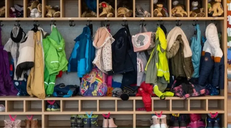 보육(데이케어) 시설에 아이들의 옷이 걸려 있다. 출처=게티이미지