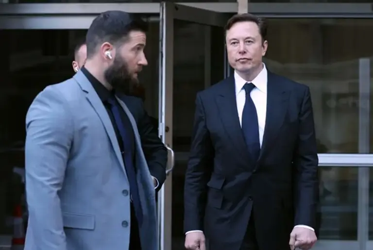 일론 머스크는 트위터 본사에서 최소 두 명의 경호원과 함께 움직이고 있다. 출처=게티이미지