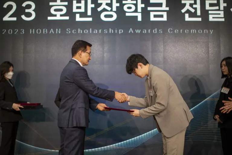 김상열 호반장학재단 이사장이 장학증서를 수여하고 있다.