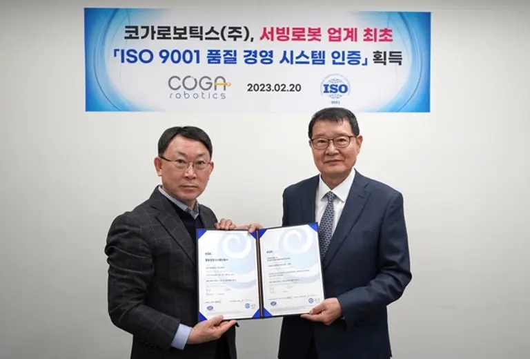  * 윤용구 KSR 인증원 본부장(왼쪽)과 박승도 코가로보틱스 대표(오른쪽)가 ISO 9001 인증 취득 기념촬영을 하고 있다. /사진제공=코가로보틱스 주식회사 