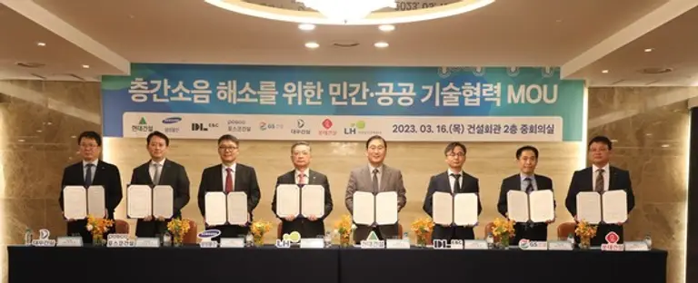 이한준 LH 사장(왼쪽 네 번째)과 민간건설사 7곳 관계자들이 기술협력 MOU 기념촬영을 하고 있다.(사진제공. LH)