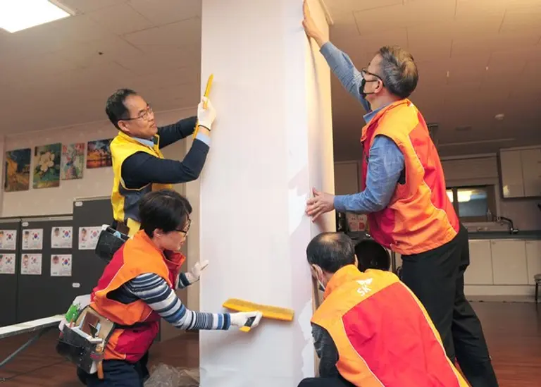 SK에코플랜트와 종로구청 임직원들이 선덕원에서 환경개선 재능기부를 진행하고 있다.