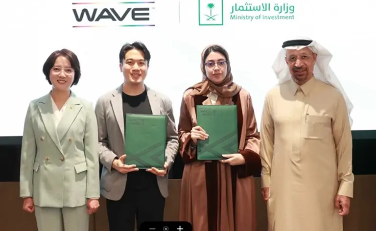 (왼쪽부터) 이영 중소기업벤처부 장관, 김범진 웨이브라이프스타일테크 대표, 안와르 알샴마리(Anwaar M. Alshammari) 사우디 투자부 수석법률고문, 칼리드 알 팔리(Khalid A. Al-Falih) 사우디 투자부 장관. 출처=웨이브