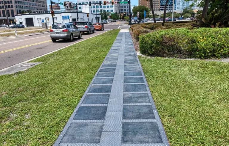  * 솔라 어스가 구축한 태양광 패널 보도. 두바이에서는 도로를 포장한다. 사진=솔라 어스