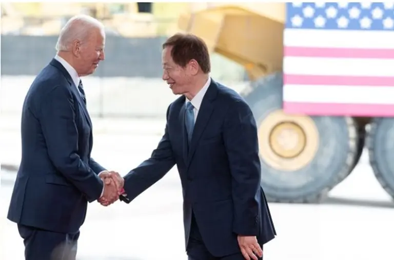 조 바이든 미국 대통령이 마크 리우 TSMC 사장과 악수하고 있다. 출처=블룸버그