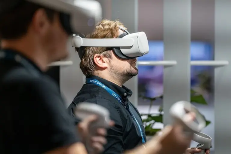 메타버스에 대한 관심이 시들해지면서 가상 세계에서의 토지 매매 가격 등이 떨어지고 있다. 출처=ZUMA PRESS