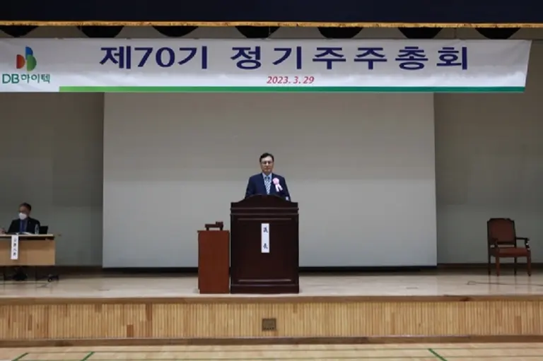 DB하이텍은 29일 열린 주주총회에서 국민연금을 등에 업고 물적분할을 승인했다. 배당 확대 등 주주제안 안건은 모두 부결됐다. 1차전은 김준기 DB그룹 창업회장과 아들 김남호 DB그룹 회장이 이끄는 DB그룹의 승리로 끝이 난 가운데 강성부 대표가 이끄는 행동주의펀드가 등판했다. 