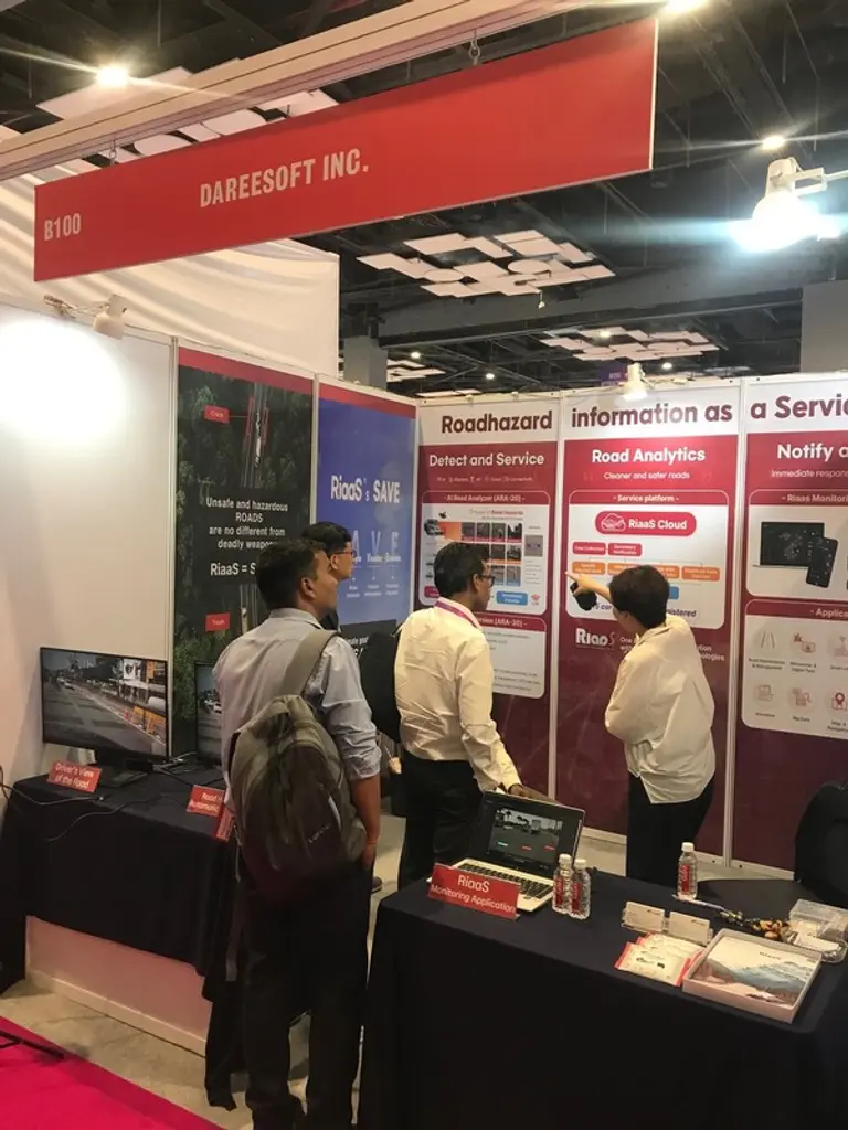  * 다리소프트 전시 부스에 관객들이 방문, 회사측의 설명을 듣고 있다. 