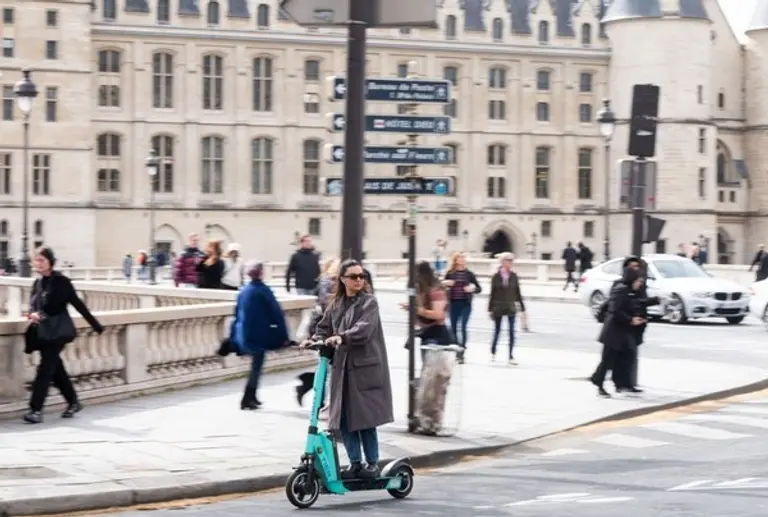 파리 시민들이 전기스쿠터 공유 서비스 반대에 표를 던졌다. 출처=블룸버그