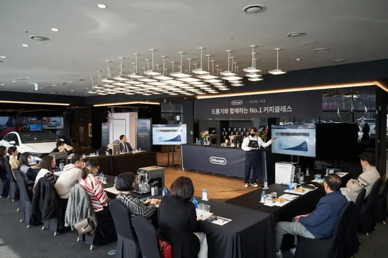 메르세데스 벤츠 우수고객들을 대상으로 진행한 드롱기 NO.1 커피 클래스 장면(사진제공. 드롱기)