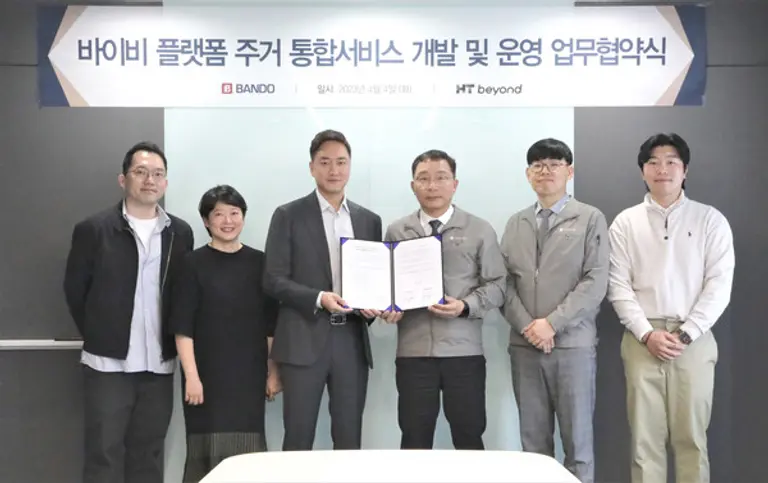 이정렬 반도건설 시공부문 대표(사진 가운데 오른쪽)와 이건구 에이티비욘드 대표(사진 가운데 왼쪽) 가 바이비 플랫폼 주거 통합서비스 개발 및 운영 업무협약을 체결하고 기념사진을 촬영하고 있다. (사진제공. 반도건설)