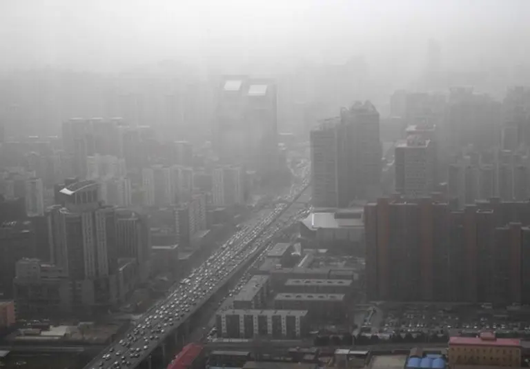 오염된 공기를 호흡하는 것이 치매 위험을 높일 수 있다는 연구 결과가 나왔다. 출처=블룸버그