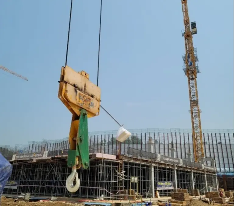 건설현장의 타워 크레인