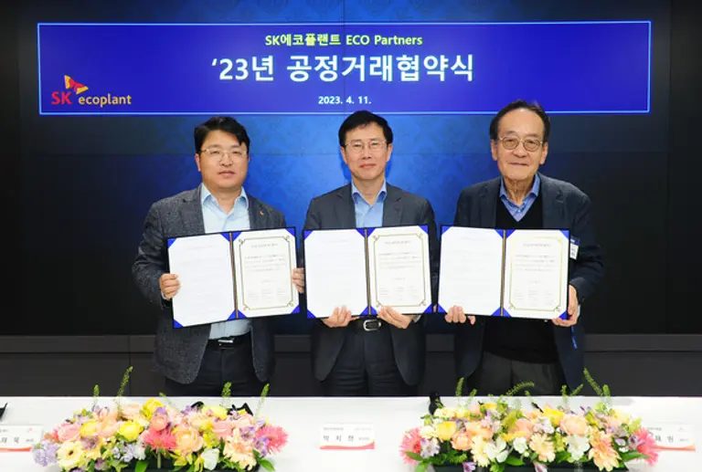 SK에코플랜트가 에코파트너스 회원사와 공정거래 협약을 맺었다. 사진 왼쪽부터 임재욱 경영지원센터장, 박치형 동반성장위원회 운영처장, 최재원 외주 에코파트너스 회장.(사진제공. SK에코플랜트)