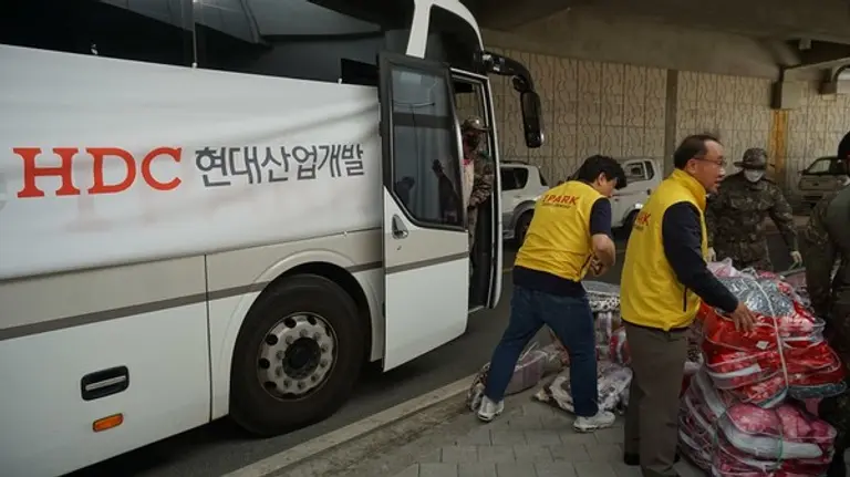 HDC현대산업개발이 산불 피해 이재민을 위한 긴급 구호물품을 강릉시자원봉사센터에 전달했다.(사진제공. HDC현대산업개발)