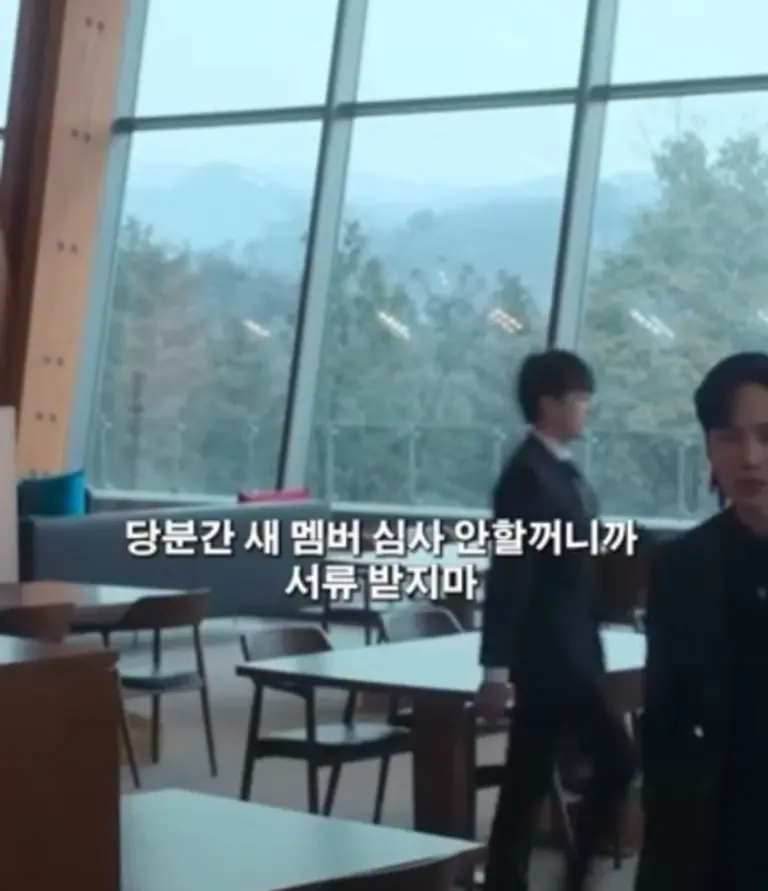 *넷플릿스 드라마 의 한 장면으로 전재준은 드라마속 골프장 사장으로 나온다. 