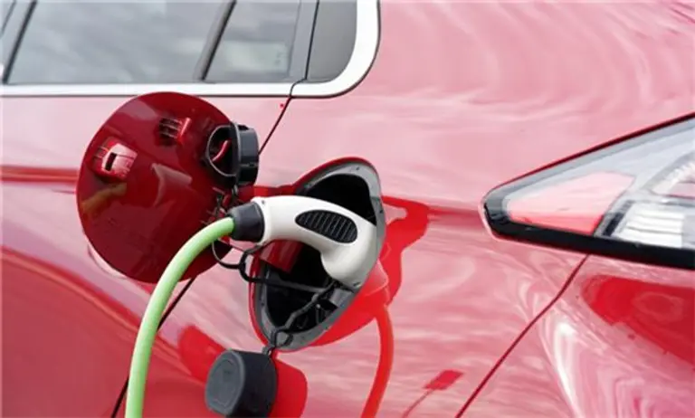  * 전기차를 충전하고 있는 모습. 사진=픽사베이