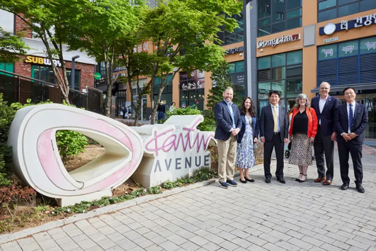 미국 테일러시 브랜드 라이델 시장(사진 오른쪽에서 두번째) 일행들과 반도건설 관계자들이 동탄2신도시 반도유보라 4차 단지내 브랜드 상가 카림애비뉴를 방문해 둘러본 후 기념사진을 촬영하고 있다.(사진제공. 반도건설)