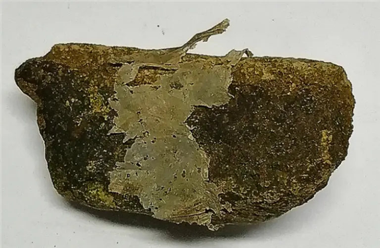 * 플라스틱 폐기물과 암석이 화학적으로 결합해 만들어진 제3의 혼합물. 사진=칭화대