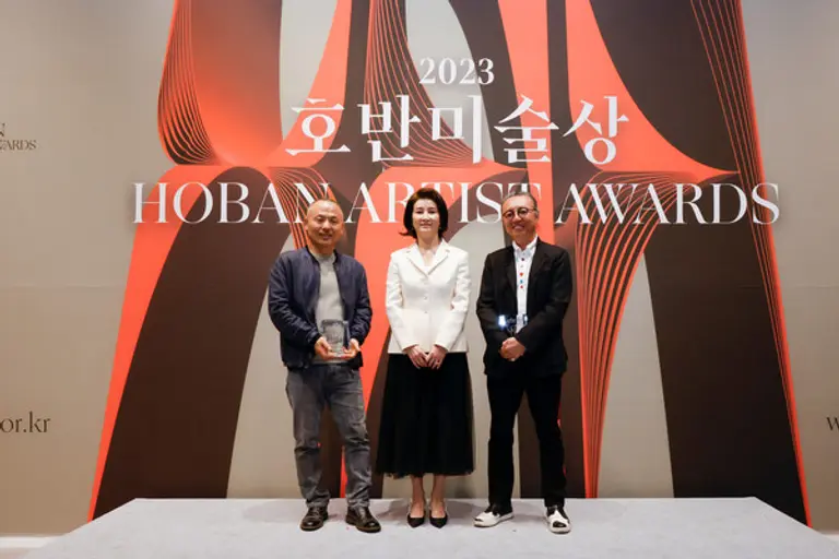 2023 ’호반미술상‘ 수상자로 선정된 강운(왼쪽)·홍순명 작가(오른쪽)가 우현희 호반문화재단 이사장(가운데)과 기념촬영을 하고 있다.(사진제공 호반그룹)