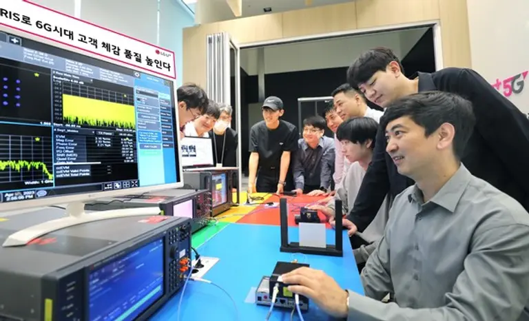  * LG유플러스가 포항공과대학교와 함께 6G 이동통신 서비스 구현의 핵심인 주파수 커버리지 확장 기술을 개발하고, 상용 환경에서 실증에 성공했다고 24일 밝혔다. 사진은 LG유플러스와 포항공과대학교 홍원빈 교수 연구팀, 키사이트테크놀로지스 임직원이 RIS 테스트를 하는 모습.