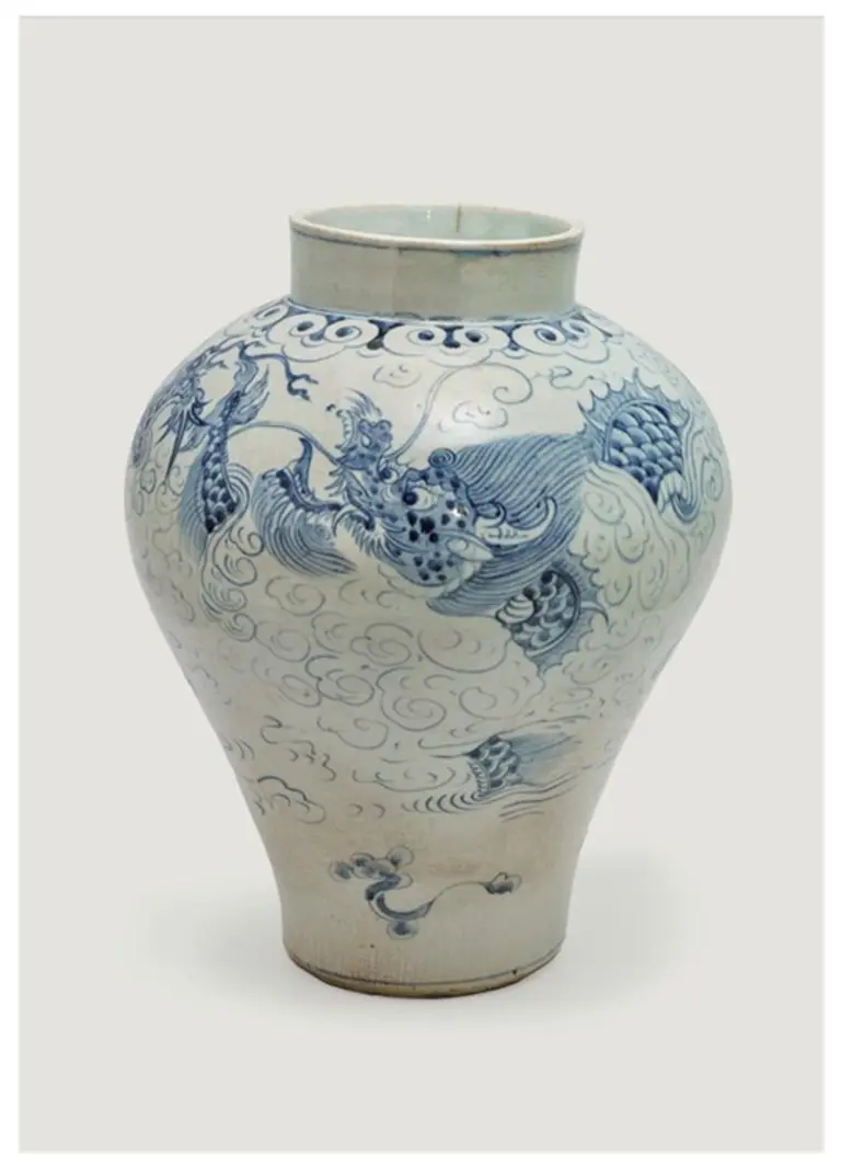  * 백자청화 영기(靈氣) 용 무늬 항아리. 높이 41cm. 구름에 쌓여 있는 용이 승천하는 모습을 담았다. 