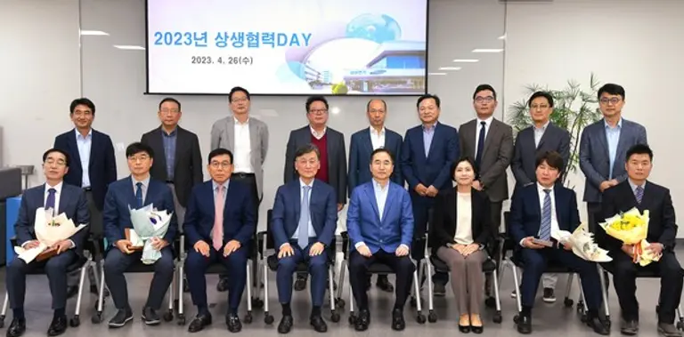 삼성전기 장덕현 사장(앞줄, 오른쪽에서 네번째)이 