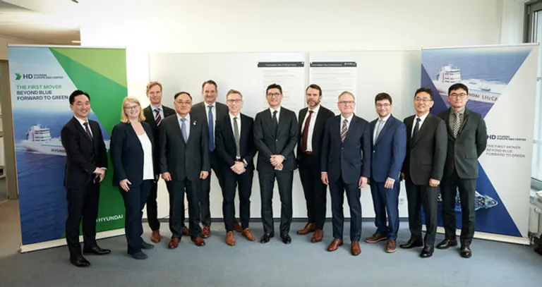  * 사진 설명: HD한국조선해양이 지난 24일(현지시간) 독일 뒤셀도르프에서 HD유럽연구센터 법인 개소식을 진행했다. 사진 왼쪽 네번째부터 주독일대한민국대사관 허승재 총영사, NRW글로벌무역투자진흥공사 펠릭스 노이가르트(Felix Neugart) CEO, 아헨공대 추진시스템연구소 야콥 얀더트(Jakob Andert) 교수, HD한국조선해양 김성준 미래기술연구원장 겸 HD유럽연구센터 법인장, 율리히연구센터 피터 얀센(Peter Jansens) 이사.