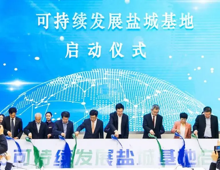 SK에코플랜트 배터리 재활용 공장 설립 협약식에 참가한 이대혁 SK에코플랜트 글로벌에코BU 대표(오른쪽 세번째), 테런스 응(Terrence Ng) 테스 회장(오른쪽 첫번째), 탄 빙(Tan Bing) 지사이클 회장.(사진. SK에코플랜트) 