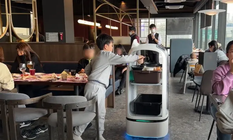 코가로보틱스가 서빙로봇 