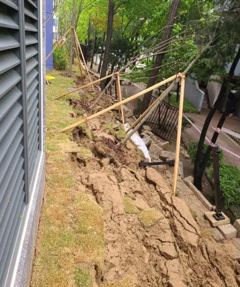 조경용 담장이 무너지는 사고가 있었던 인천 용현동 아파트 시공사와 조합이 공사비와 하자보수 문제로 갈등을 겪고 있다.(사진. 독자제공)