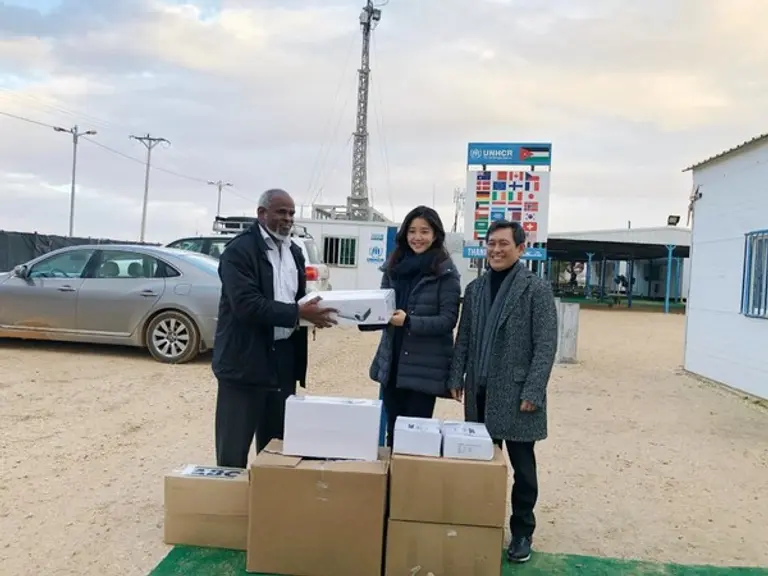  * 김희영 티앤씨재단 이사장(가운데)이 유엔난민기구(UNHCR)를 통해 요르단 아즈락의 시리아 난민캠프에 응급 의약품 등을 전달했다. (사진 출처 : 재단 페이스북) 