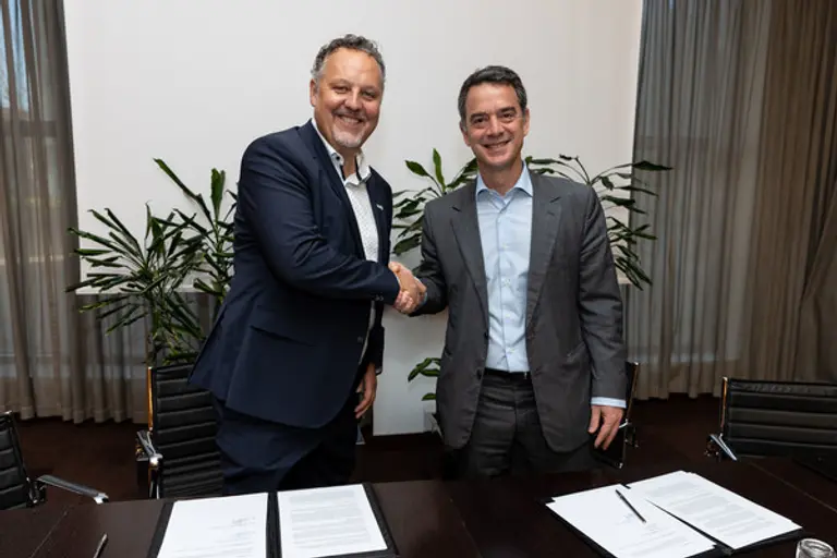 토마스 홀버그 테스 글로벌부사장(왼쪽)과 조르지오스 파파드미트리우 갈프 부사장이 폐배터리 재활용 사업 협력을 위한 ‘지속가능 배터리 솔루션 구축’ 업무협약을 맺었다.(사진제공. SK에코플랜트)