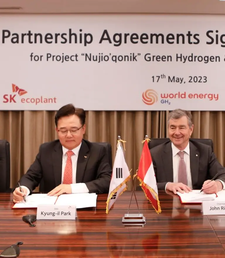 박경일 SK에코플랜트 사장(왼쪽)과 존 리즐리(John Risley) 월드에너지GH₂ 회정이 캐나다 뉴지오호닉 그린수소 상용화 프로젝트 투자협약서에 서명 하고 있다.(사진제공. SK에코플랜트)