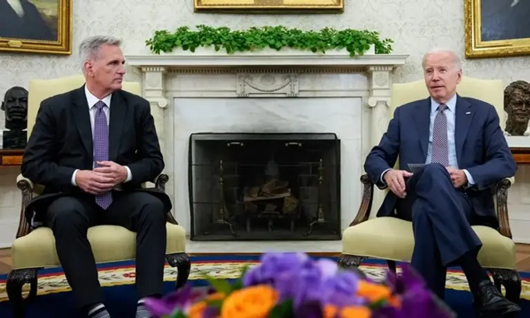 미국 바이든 대통령과 매카시 하원의장이 미국 정부 부채 한도 인상에 합의했다.