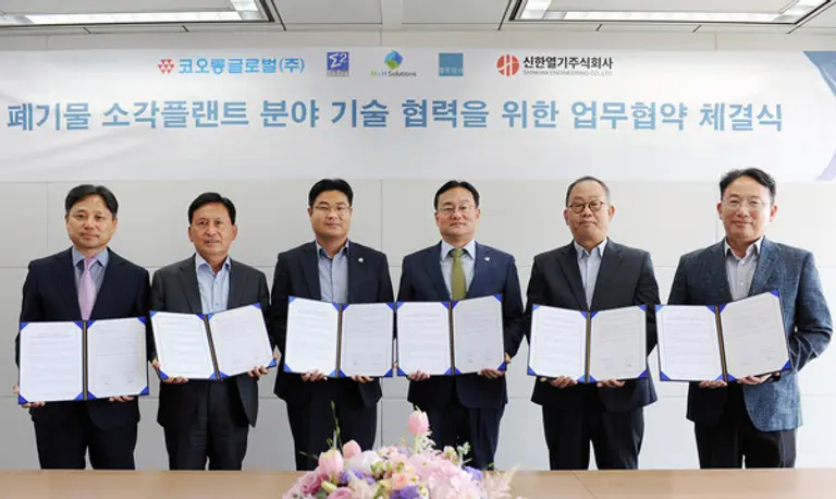 코오롱글로벌이 폐기물 분야 전문기업 4곳과 소각플랜트 협약식을 맺었다. 사진 왼쪽부터 엔에코기술 하관중 대표이사, 신한열기 김영관 대표이사, 코오롱글로벌 방기정 상무, 코오롱글로벌 임성균 상무, M&H솔루션스 이환경 대표이사, 영우상사 조종상 대표 (사진. 코오롱글로벌)